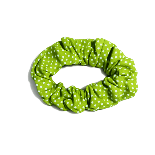 Scrunchie verde con lunares blancos COLETEROS DE PELO